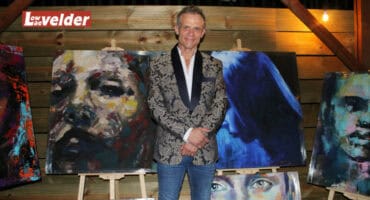 Jan Blohm saam met sy kuns. > Foto's: Gia Radnai