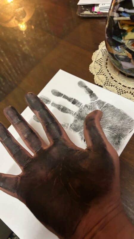 Laevelder se Bertus de Bruyn het self sy twee hande in ink laat verf