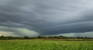Clouds building up ahead of a brewing storm. > Photo: Réhet Cilliers