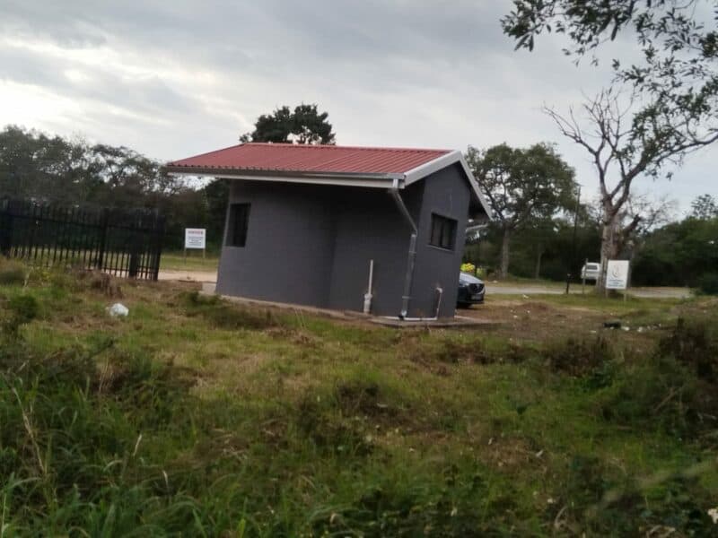 Die waghuis by die Departement van Onderwys se streekkantoor buite Mbombela. > Foto: Verskaf/DA