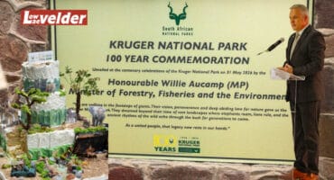 A cake. A plaque that marks the 100-year anniversary. Minister Willie Aucamp. > Photo: Supplied/SANParks