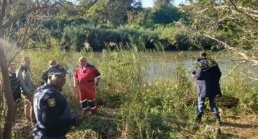 Police and emergency personnel work to retrieve the vehicle from the Crocodile River. Photo: Supplied/SAPS