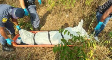Members of the Ehlanzeni Diving Unit move the body. > Photos: Supplied