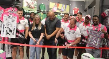 Leoné Liebenberg and Jimmy Stonehouse cut the ribbon to launch the replica jersey range. > Photos: Mark Kinnear