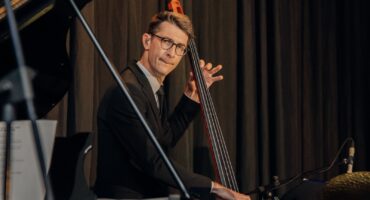 Werner Spies plays the bass.