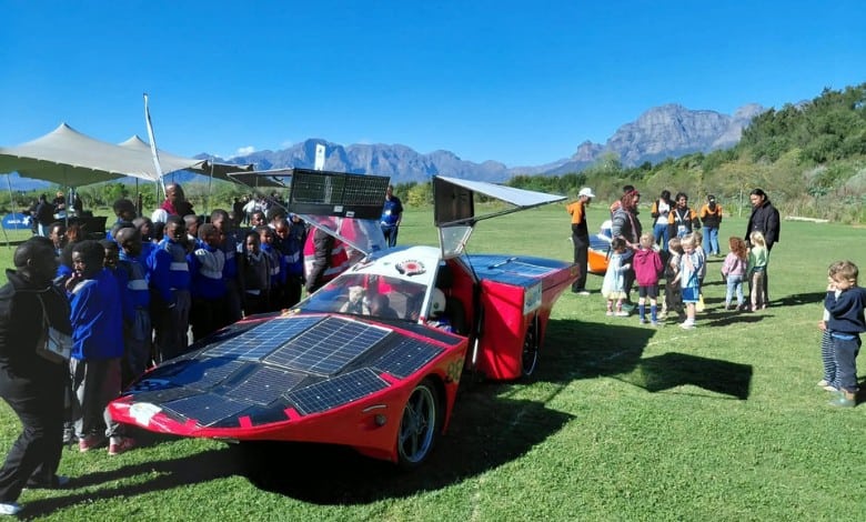 Spectators admire the Carpe Diem vehicle. > Photo: Supplied/Guy Bagnall