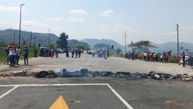 The main road connecting KaNyamazane and Mbombela was barricaded by protesters. > Photos: Lowveld Media