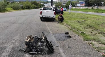 A car’s engine from its bonnet, caused major disruption. >Photos: Riot Hlatshwayo