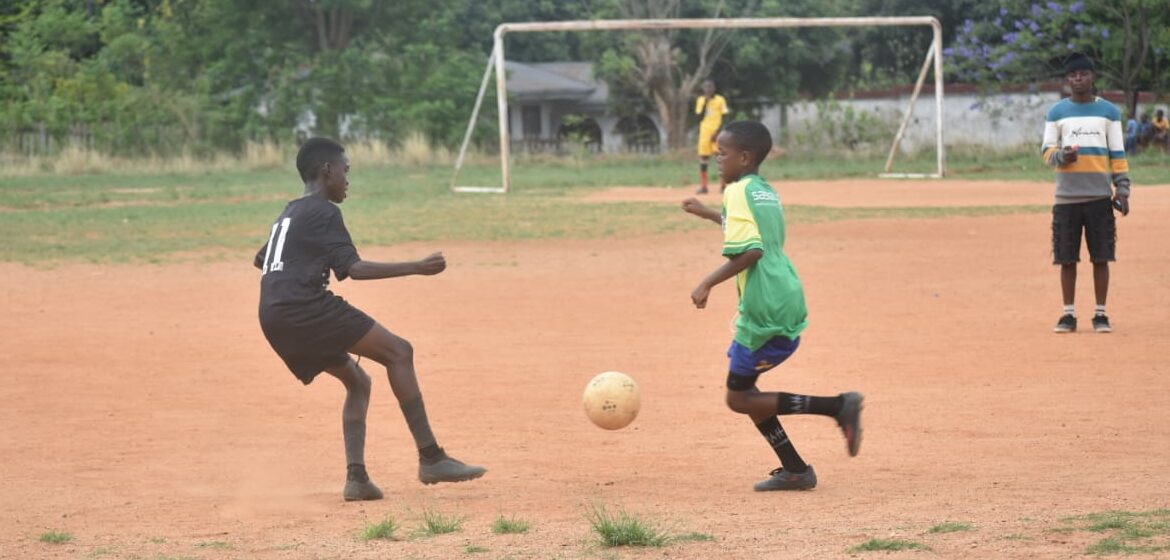 Pholosho Sekatane of Mandela Warriors FC and Keabetse Madisa of Deco United. Photos: Supplied/Progress Mashego