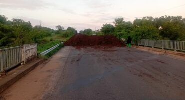 The pile of soil that was used to block the R536. > Photo: Supplied