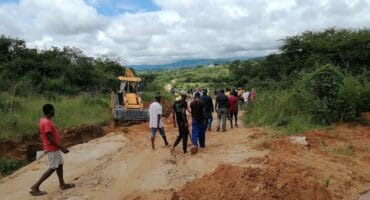 Wales community members repair the damaged dirt road. > Photos: Supplied/Bushbuckridge Cover