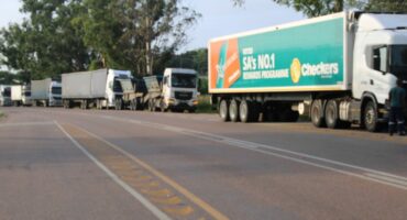 Trucks lined up along the R40 near the Jim Brown section of Marite early today, while an articulated bus blocked the road further ahead. > Photo: Riot Hlatshwayo