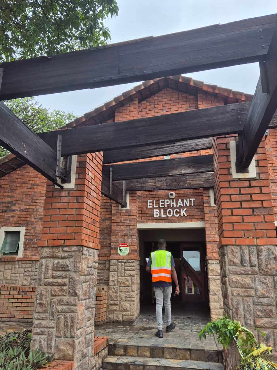 The deteriorating beams at the Hazyview Police Station.