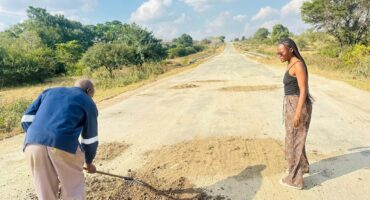 Elvis Ubisi shows Emotion Mashele how he fills a pothole. > Photo: Supplied/Emotion Mashele