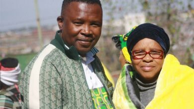 Ward 105 councillor Tefo Raphadu and one of the recipients of the blankets Gladys Chirwa (73) pose for a picture. Photo: Sipho Siso