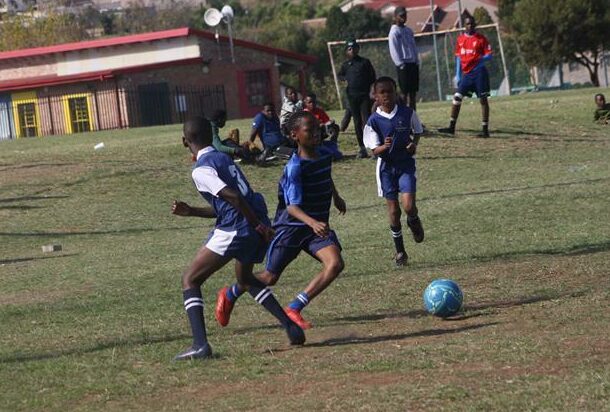 A slick Linda Stars attacker dribbles past two Blue Aces defenders (in blue and white) during the preliminary round of the Map Games. Photo: Sipho Siso