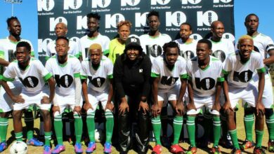 Zanele Nhlapo (middle) of 10bet South Africa stands together with the Opopo FC team in a new kit she just presented to them. Photo: Sipho Siso