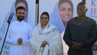 Nirankari Rajpita Ramit Ji, Her Holiness Satguru Mata Sudiksha Ji Maharaj, and Deputy President Paul Mashatile at the Sandton Hindu Cultural Centre (Marlboro Temple) to donate food parcels to the less fortunate. Photo: Alulutho Siboma
