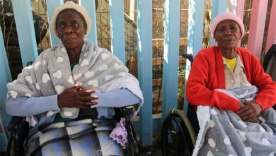Ntombi Nkosi and Thandiwe Soko with their blankets. Photo: Xoliswa Zakwe