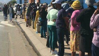 Alex residents queue outside Alexandra High School voting station. Photo: Xoliswa Zakwe