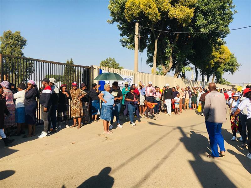 More than 100 residents await their turn to enter the 3rd Avenue Library voting station. Photo: Xoliswa Zakwe
