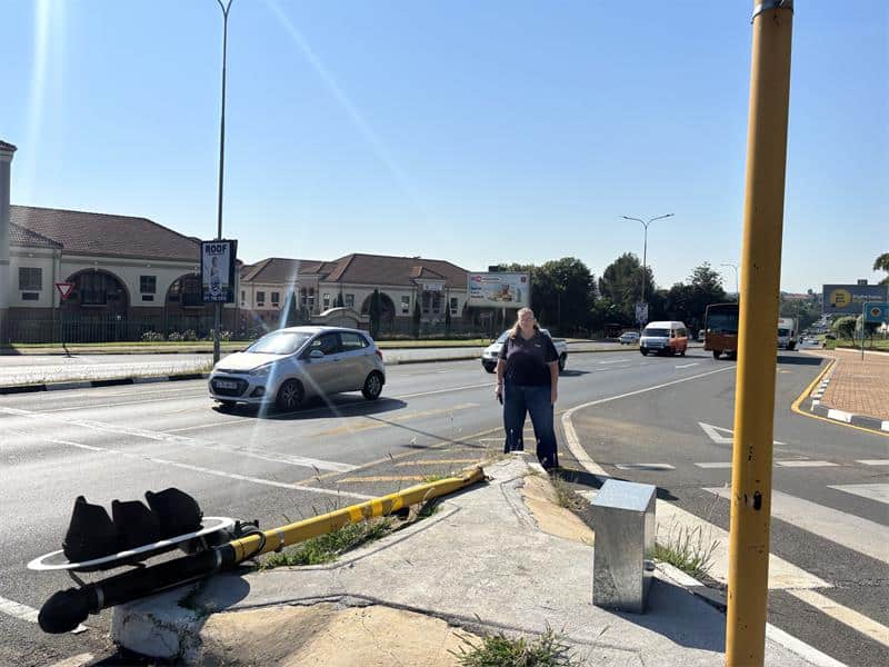 Councillor Lynda Shackleford highlights the dangers of Sandton’s damaged traffic lights, urging JRA to address the crisis affecting road safety.