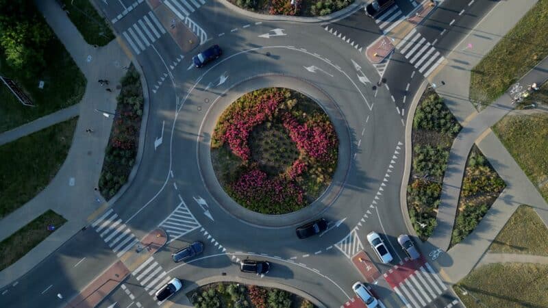 Roundabouts are transforming urban traffic management, but navigating them can be tricky. Read our essential guide to mastering roundabout safety and ensuring a smooth driving experience.