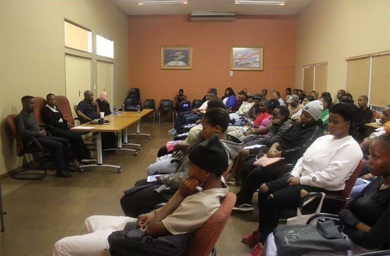 At a recent Job Readiness Workshop, HR practitioner Nomvula Buthelezi and community development enthusiast Musawenkosi Mashinini advised that small entrepreneurial ventures can help job seekers develop skills that are marketable to employers.