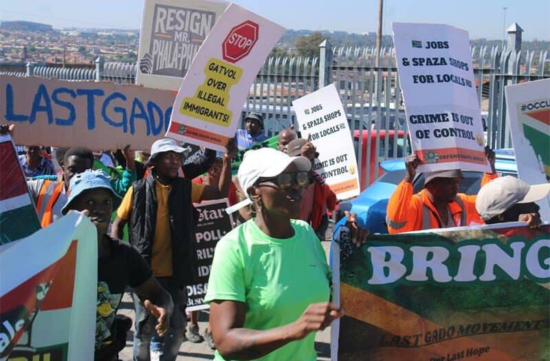 Days after Alexandra residents evicted undocumented foreign nationals in River park in Alexandra, Gauteng Premier Panyaza Lesufi said the provincial government must take a firm stance against illegal immigration.