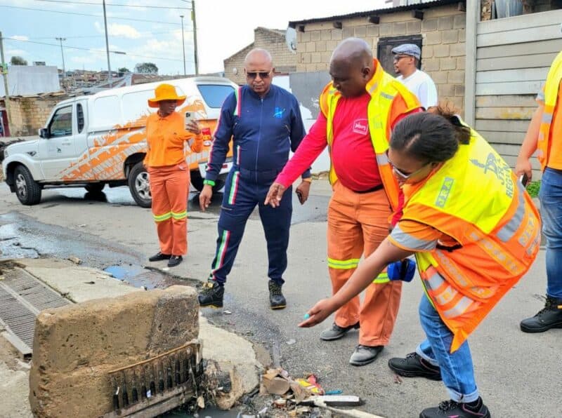 Speaking during Operation Lungisa in Alexandra on Wednesday, Ward 107 councillor Floyd Ngwenya said Alexandra’s infrastructural challenges must be addressed consistently, even in the absence of city officials.