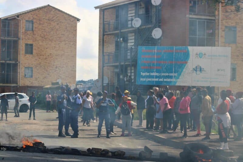 City Power’s recent audit shows that 186 customers in Botlhabela Village in Alexandra are not purchasing electricity, even after 587 smart meters were installed in the area in July. When teams went to investigate they were met with hostility, resulting in the whole area being shut down.