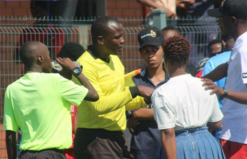 A substitution dispute between the assistant referee and one of the Loyo Stars officials nearly brought the Alex derby between Ma Africa FC’s and Loyo Stars FC to a halt.