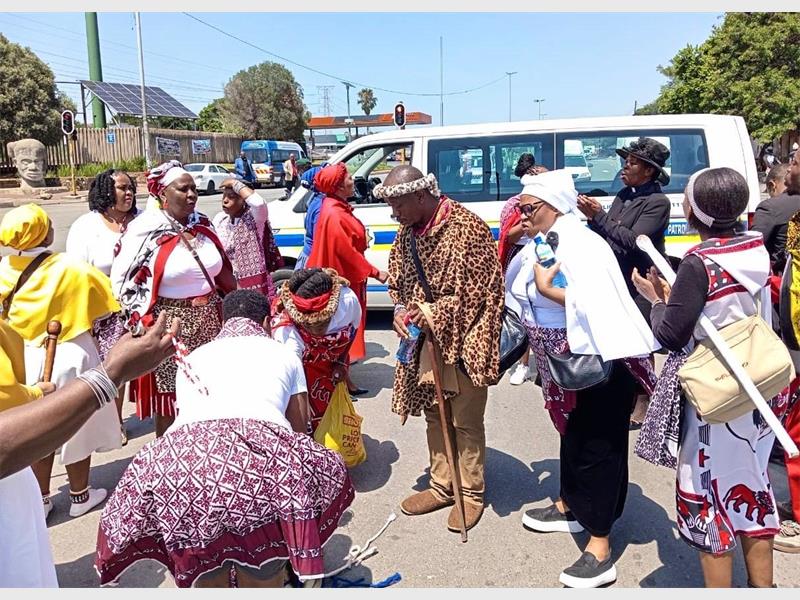 Pastors and traditional healers joined forces in prayer and cleansing rituals, hoping spiritual intervention will end brutal killings, gender-based violence, and rising crime in Alexandra.