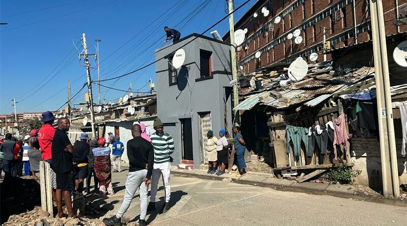 Confusion and protests triggered by 7th Avenue experiencing their own electricity challenges have stalled Vukani Informal Settlement electrification project.
