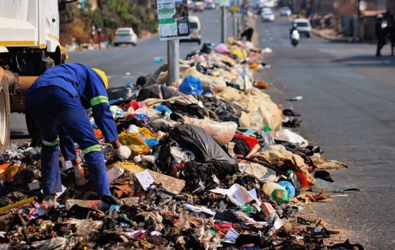 Median strip on Vincent Tshabalala Road is covered by waste in Alexandra on July 29, 2026. Photo: Itumeleng Maloka