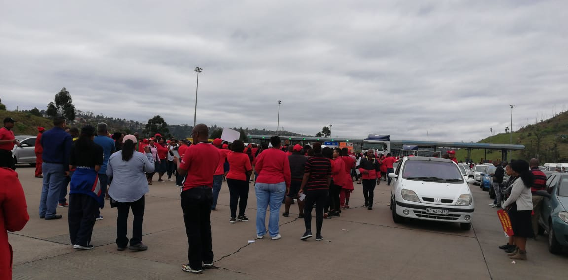 The red attire donned by protestors led to some people on whatsapp groups incorrectly attributing the action to the EFF.