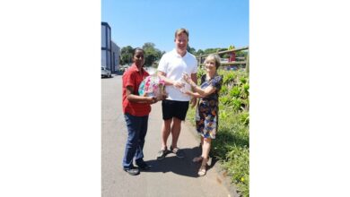 Presenting the hamper is Michelle Govender from Richdens Spar. Maggie McCloughlin is handing the trophy to Mons Clark on behalf of Keep Hillcrest Beautiful Association.