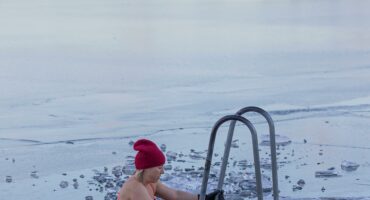 Ice baths, also known as cold water immersion (CWI) or cryotherapy, have gained popularity among athletes and fitness enthusiasts. Photo: Pexels (Olavi Anttila)