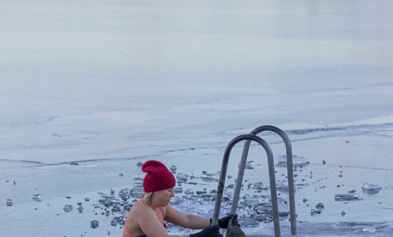 Ice baths, also known as cold water immersion (CWI) or cryotherapy, have gained popularity among athletes and fitness enthusiasts. Photo: Pexels (Olavi Anttila)
