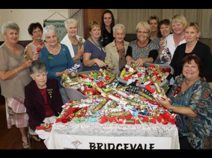 The Bridgevale Women's Institute recently held a Christmas cracker workshop. The crackers, filled with sweets, were then donated to the Robin Hood Foundation, which will distribute it to old age homes and children's homes in KwaZulu-Natal.