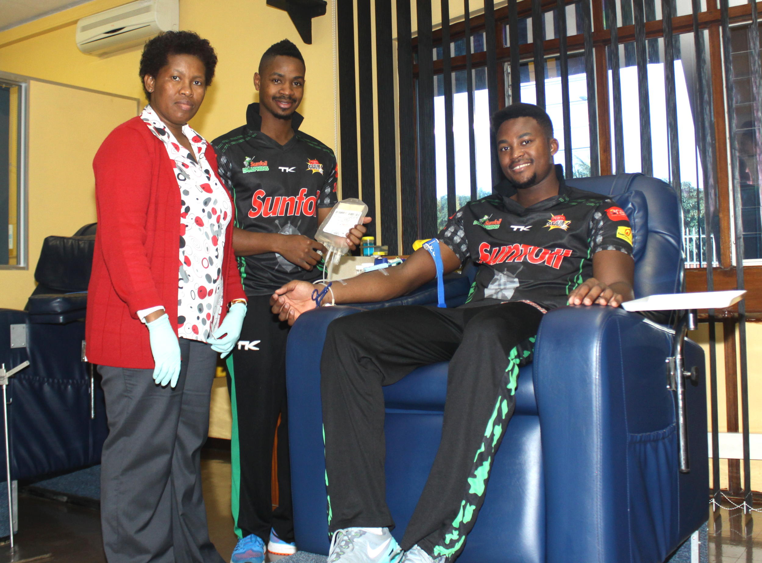Sister Joyce Mgabi (SANBS) with Sunfoil Dolphins players, Khaya Zondo and Andile Phehlukwayo, donated blood this Mandela Day in the hopes of donating 67 pints of blood or more to the association. PHOTO: Nick Tatham (Gameplan Media)