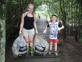 Peta Nelson and Connor de Bré didn't mind getting dirty in their quest to clean up the mangroves.
