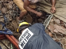 Members of the fire department, paramedics and members of the public helped rescue the little boy. PHOTO: Netcare 911