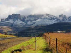 Snow below Barkly pass (Eastern Cape) near Elliot. PHOTO: Riverside Retreat (Snow Report SA)