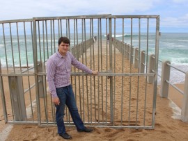 The city has installed these gates at the beginning of the pier to prevent fishermen from accessing the pier.