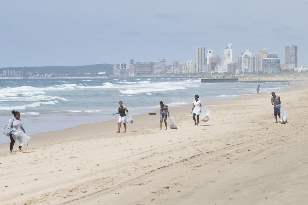 Durban residents playing their part at the ‘City Clean-Up’ in 2017. Photo by Rogan Ward