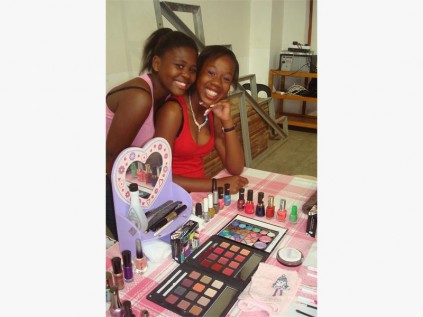  Having fun on market day are Palesa Shezi and Piwo Malindi.