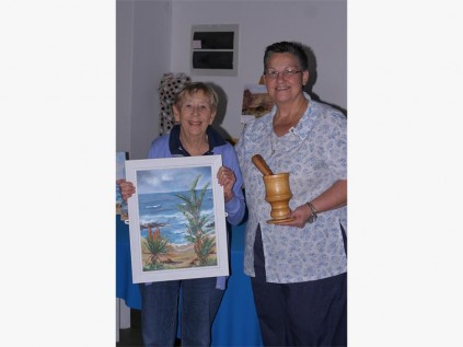 Local artist Kay Federl (left) generously donated this painting to South Coast Hospice. Accepting it on the organisation's behalf is 'BT' King.