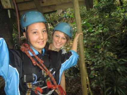 Suidies prefektekamp leerlinge Carmen Botha en Nicki-Mari Grobbelaar net voor hulle die glykabel aanpak.