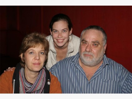 Enjoying Dix Vorster's humour are (from left) Michelle Kaminer, Tarryn Harty and Burt Kaminer of Margate.